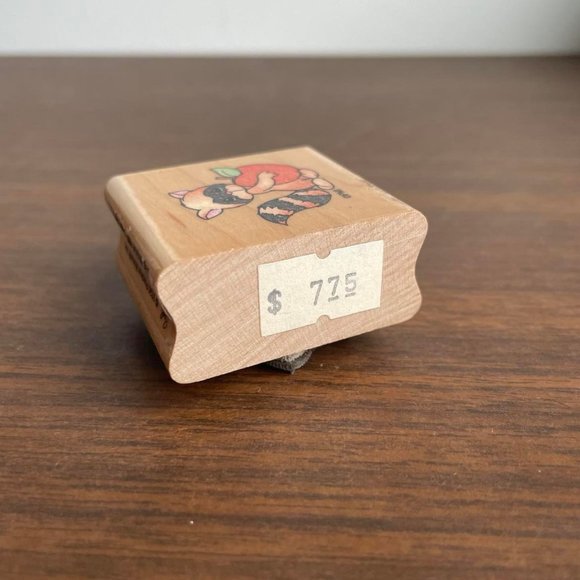 1996 Precious Moments Racoon Stamp - Picture 5 of 6